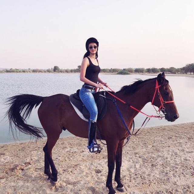 Gaya Sabina Altynbekova, Atlet Voli Kazakstan yang Gabung dengan Tim Proliga 2025 Suka Traveling dan Berkuda. (Dok: IG @altynbekova_20