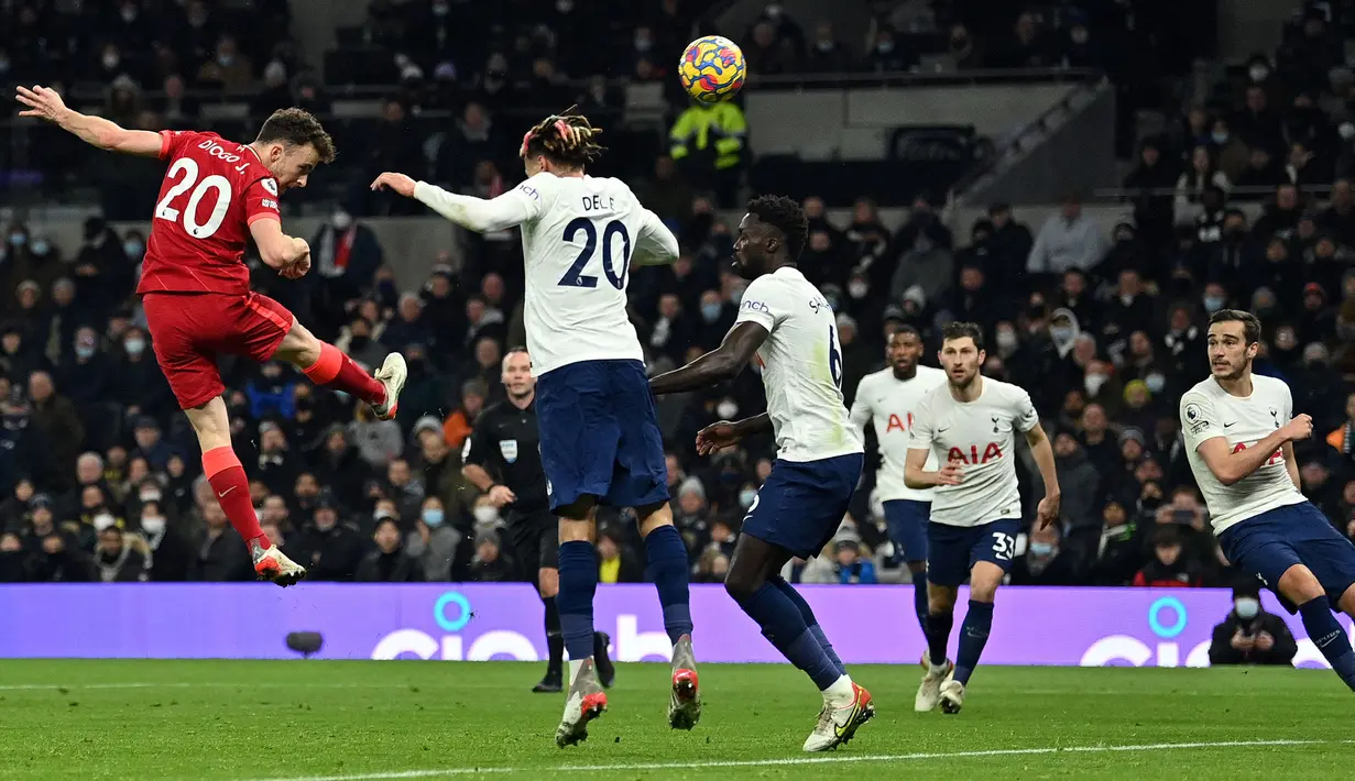 The Reds meningkatkan intensitas serangan untuk menyamakan kedudukan. Hasilnya, Diogo Jota (kiri) yang bebas di dalam kotak penalti, mampu menanduk bola umpan silang dari Robertson menjadi gol. Skor berubah menjadi 1-1 dan bertahan hingga turun minum. (AFP/Justin Tallis)