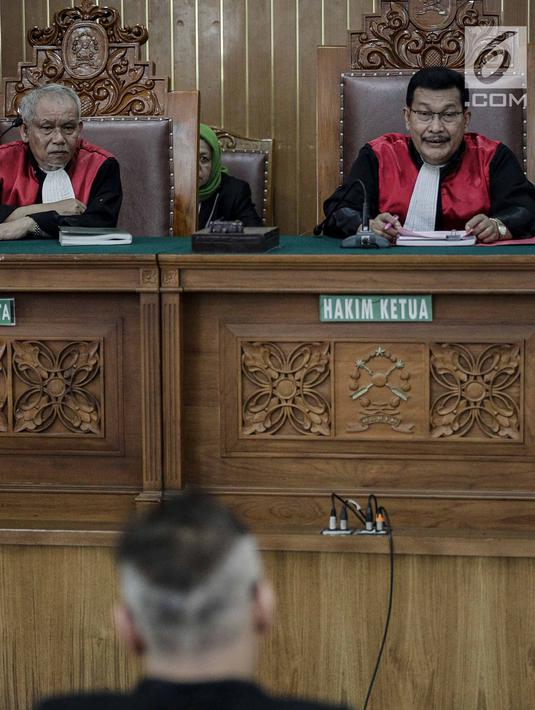 Majelis Hakim memimpin sidang pembacaaan dakwaan kasus penyalahgunaan narkoba dengan terdakwa Tio Pakusadewo di PN Jakarta Selatan, Senin (30/4). Tio Pakusadewo didakwa 4 tahun bui oleh JPU terkait kasus narkoba. (Liputan6.com/Faizal Fanani)