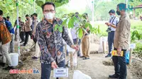 Kepala PPSDM Geominerba  Bambang Utoro ikut menanam pohon di Pendopo Mojo Arum, Desa Jarum, Klaten, pada Senin (25/10/2021).