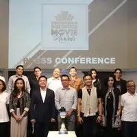 Deputy Director Programming SCTV, David Suwarto berfoto bersama dengan para Aktris dan juri IBOMA 2017 seusai jumpa press Indonesia Box Office Movie Awards 2017 di SCTV tower, Jakarta, Senin (20/03). (Liputan6.com/Herman Zakharia)