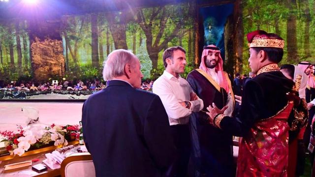 Presiden Prancis Emmanuel Macron sedang berbincang saat welcoming dinner di GWK bersama Presiden Jokowi