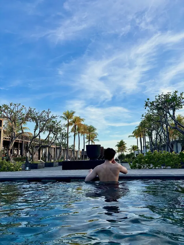 Lee Jong Suk Tampil Bak Turis Lokal Saat Liburan di Bali, Pamer Gaya Santai hingga Otot Kekar di Canggu