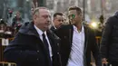 Neymar tetap tersenyum dan menyapa penggemar saat tiba di Kantor Pengadilan Spanyol, Madrid,  Selasa (2/2/2016). Neymar diduga terlibat penggelapan pajak. (AFP/Javier Soriano)