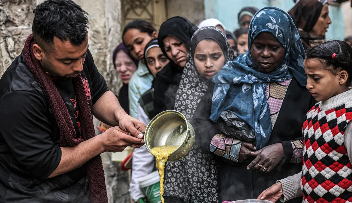Serangan Israel membuat pengungsi Palestina di Gaza kekurangan pasokan makanan. (SAID KHATIB/AFP)