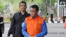 Bupati nonaktif Bengkayang Suryadman Gidot (kanan) tiba di Gedung KPK, Jakarta, Selasa (15/10/2019). Suryadman menjalani pemeriksaan lanjutan penyidik KPK sebagai tersangka untuk melengkapai berkas terkait dugaan menerima suap dalam proyek di lingkungan Kabupaten Bengkayang. (merdeka.com/DwiNarwoko)