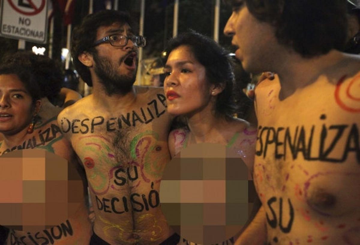Puluhan wanita pro-aborsi nekat umbar payudara di jalanan Peru