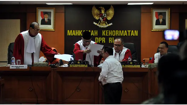 Mata masyarakat Indonesia akan tertuju pada DPR hari ini, khususnya kepada Mahkamah Kehormatan Dewan (MKD) DPR. Mahkamah penjaga marwah DPR itu akan memberikan putusan terkait kasus dugaan pelanggaran etik Ketua DPR Setya Novanto pada sidang tertutup Rabu