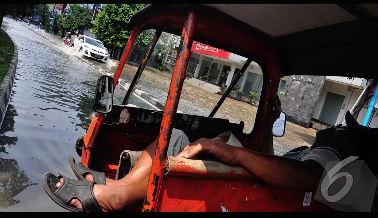 Seorang sopir bajaj terlihat beristirahat di dalam bajajnya. Sopir ini enggan meneruskan perjalanan karena khawatir akan membuat mogok bajajnya, Jakarta, Minggu (27/7/2014) (Liputan6.com/Faizal Fanani)