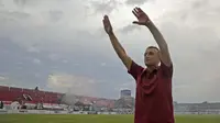 Pelatih Arema Cronus, Milomir Seslija berjoget merayakan kemenangan timnya atas Persib Bandung sekaligus jadi juara Bali Island Cup. (Bola.com/Peksi Cahyo)