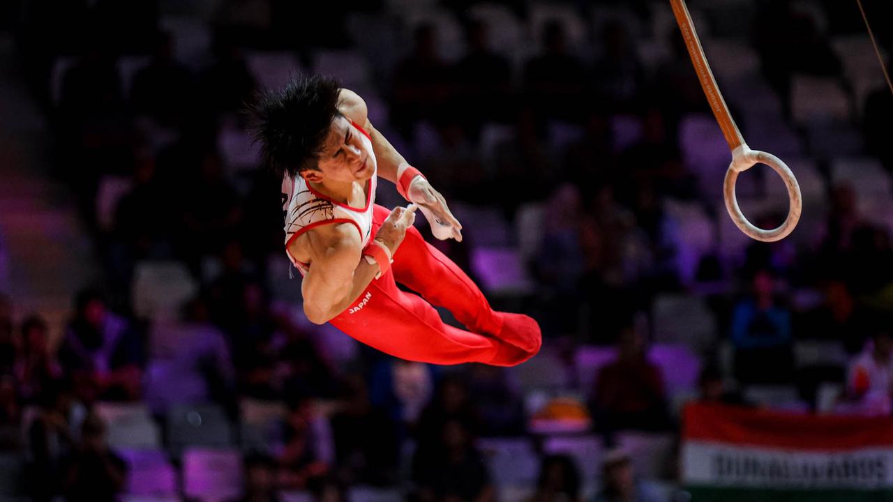 FOTO: Aksi Daiki Hashimoto Cetak Hattrick Emas di Kejuaraan Dunia Gimnastik Jakarta