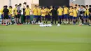 Para pemain dan staf mendengarkan pelatih kepala Hajime Moriyasu (tengah) selama sesi latihan tim di tempat latihan Al Sadd SC di Doha pada 22 November 2022. Jepang akan bertanding melawan Jerman pada Grup E Piala Dunia 2022 Qatar yang berlangsung pada Rabu (23/11/2022) pukul 23.00 WIB di Khalifa International Stadium, Doha, Qatar. (AP Photo/Eugene Hoshiko)
