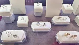 Koleksi cincin berlian di ekshibisi "29 Years of Natural Brilliance" persembahan Frank &amp; co. di La Moda, Plaza Indonesia, 23 Mei─26 Juni 2025. (Liputan6.com/Asnida Riani)