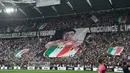 Suporter Juventus membentangkan spanduk bergambar Gianluigi Buffon selama pertandingan melawan Hellas Verona, di Stadion Allianz di Turin, Italia, (19/5). Ini merupakan pertandingan terakhir kiper 40 tahun bersama Juventus. (AP Photo/Alessandro Di Marco)