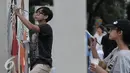 Sejumlah pekerja menyelesaikan mural di lokasi Taman Pandang Istana Jalan Medan Merdeka Utara, Jakarta, Jumat (29/7). Jelang diresmikan, Taman Pandang Istana di Jalan Medan Merdeka Utara mulai dihias. (Liputan6.com/Yoppy Renato)
