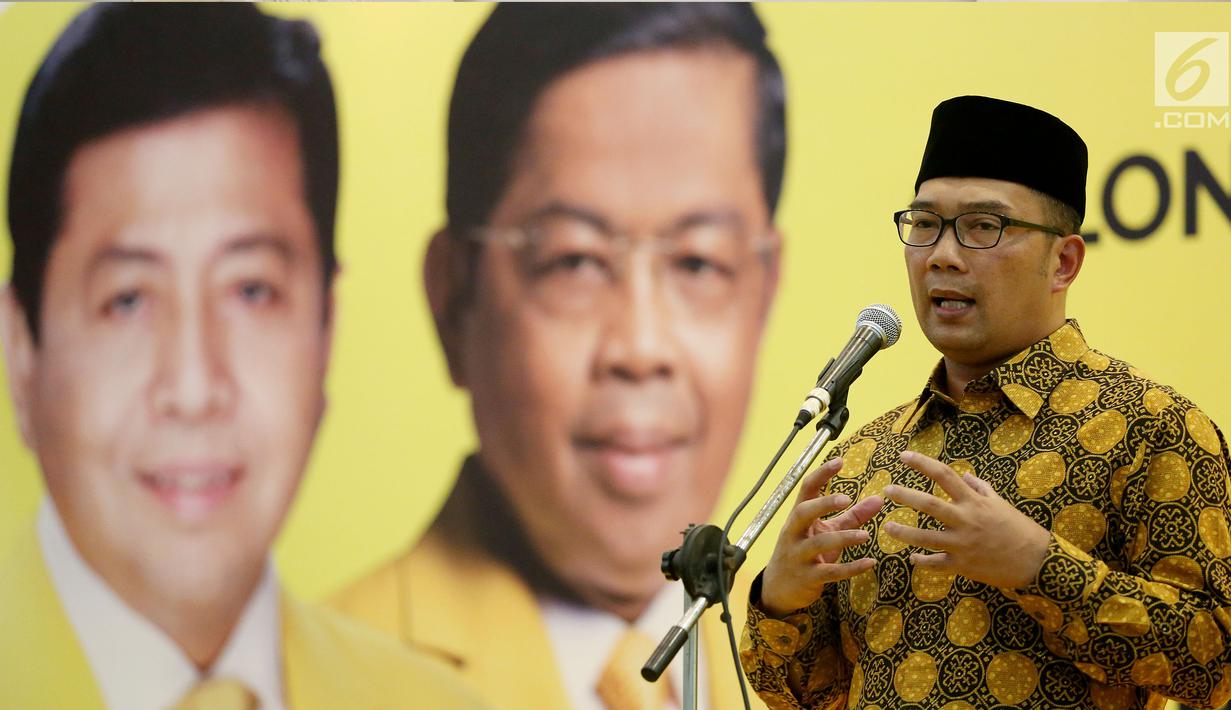 Ridwan Kamil memberi keterangan saat konferensi pers mengenai pengumuman calon Gubernur dan Wakil Gubernur Jawa Barat di DPP Golkar, Jakarta, Kamis (9/11). Golkar resmi mengusung Ridwan Kamil dan Daniel Muttaqien di Pilgub Jabar (Liputan6.com/Johan Tallo)