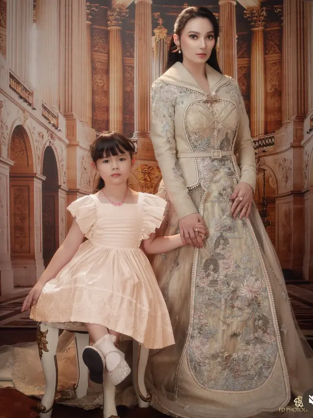 Asmirandah dan Putrinya, Chloe saat Photoshoot dengan dress klasik. [@fdphotography90]