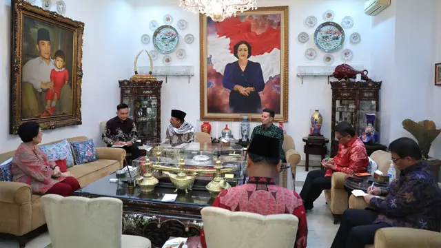 Dubes Palestina Selempangkan Kafiyeh Merah ke Megawati