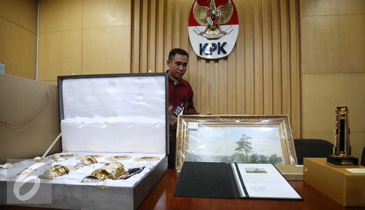 Petugas KPK menyiapkan barang gratifikasi yang dari tea set, plakat dan lukisan di Gedung KPK, Jakarta, Jumat (28/10). (Liputan6.com/Helmi Affandi)