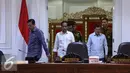 Presiden Joko Widodo bersama Wakil Presiden Jusuf Kalla dalam rapat terbatas yang digelar di Kantor Presiden Komplek Kepresidenan, Jakarta, Rabu (29/6). (Liputan6.com/Faizal Fanani)