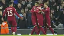 <p>Penyerang Liverpool, Mohamed Salah (kedua kanan) berselebrasi dengan rekan setimnya setelah mencetak gol ke gawang Manchester City selama pertandingan babak 16 besar Piala Liga Inggris di stadion Etihad di Manchester, Inggris, Jumat (23/12/2022). Man City menang tipis atas Liverpool 3-2. (AP Photo/Jon Super)</p>