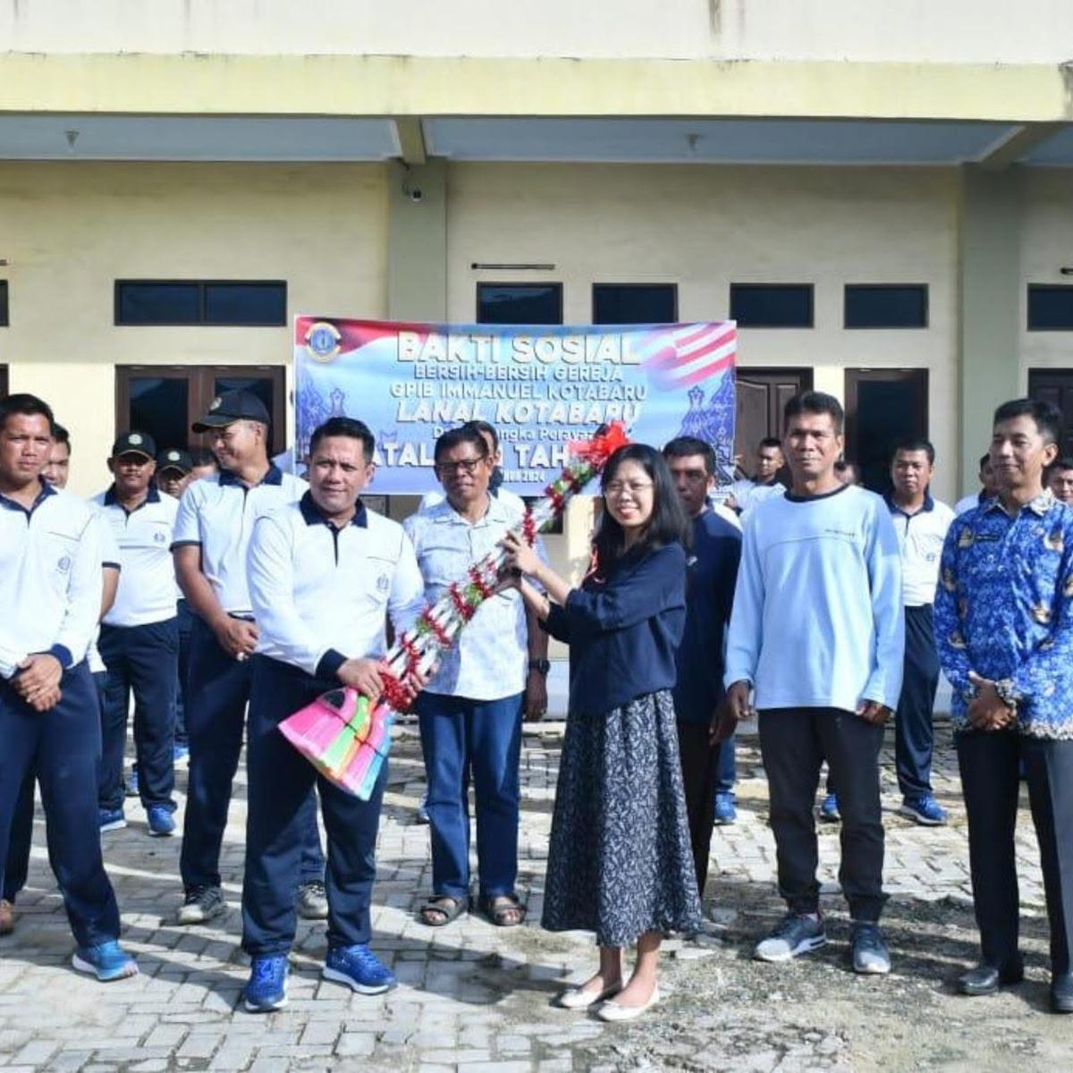 Prajurit TNI AL Bantu Bersih-bersih Gereja Jelang Perayaan Natal
