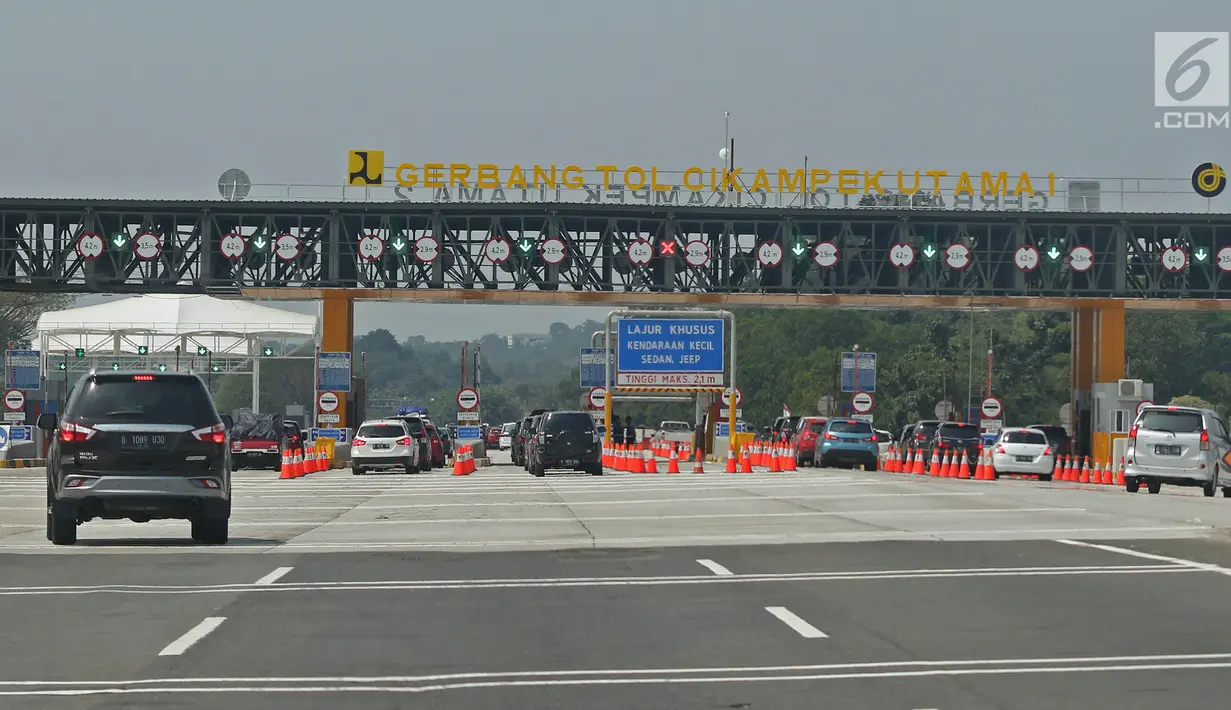 Kendaraan melintas di ruas jalan tol Jakarta - Cikampek, Jawa Barat, Selasa (4/6/2019). Memasuki H-1 Lebaran 2019, tidak di berlaku one way pada jalan tol  Jakarta - Cikampek dan terpantau lancar. (Liputan6.com/Herman Zakharia)