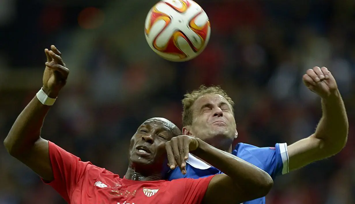 Duel antara pemain Sevilla, Stephane Mbia (kiri) dan bek Dnipro, Euhen Cheberyachko. (AFP PHOTO/JORGE GUERRERO)