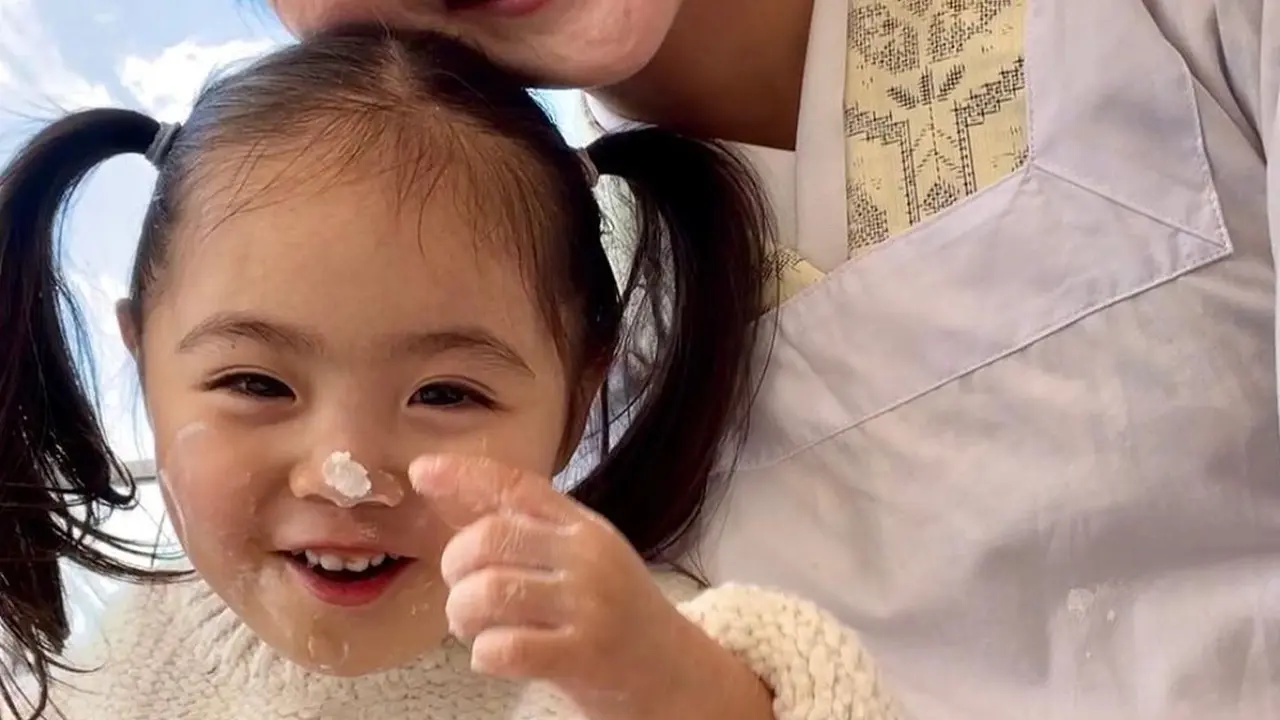 Momen Seru Kimono Mom Youtuber Asal Jepang Saat Masak Bersama Putri Kecilnya Yang Menggemaskan