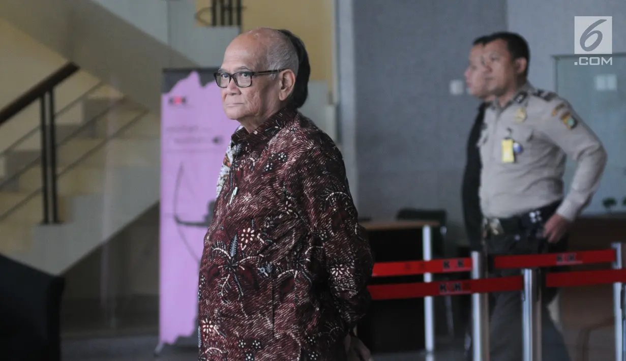 Mantan Menteri Koordinator Bidang Perekonomian Dorodjatun Kuntjoro Jakti usai menjalani pemeriksaan di Gedung KPK, Jakarta, Kamis (4/7/2019). Dorodjatun diperiksa sebagai saksi untuk tersangka Sjamsul Nursalim terkait dugaan korupsi Bantuan Likuiditas Bank Indonesia (BLBI). (merdeka.com/Dwi Narwoko)
