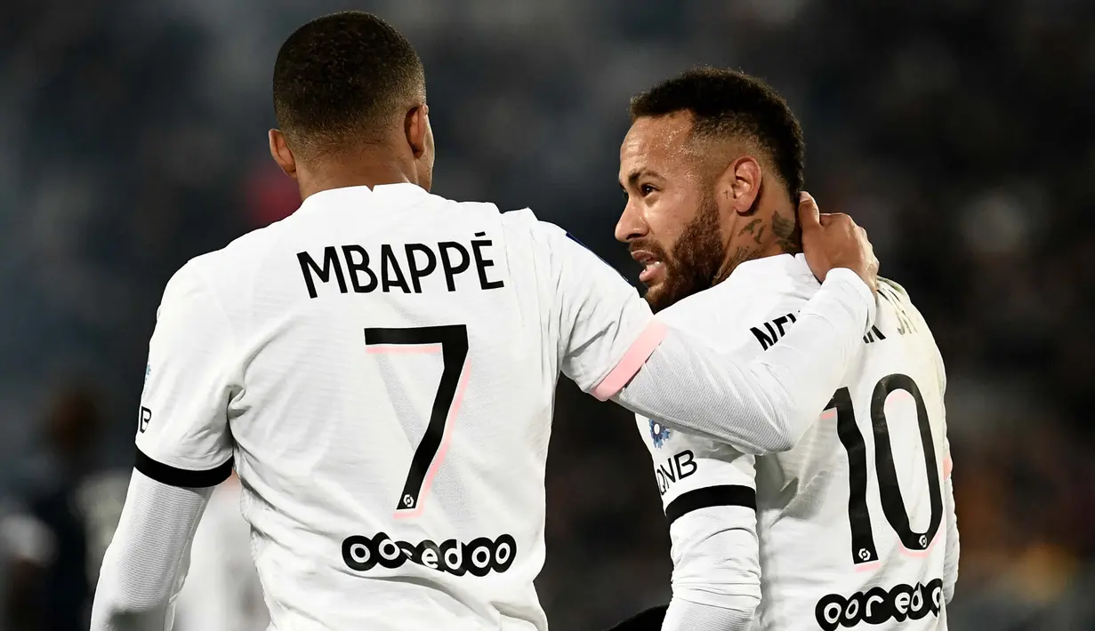 Tidak diperkuat Messi yang absen karena cedera, Duet Neymar bersama Mbappe terbukti efektif dimana keduanya menjadi penyumbang gol dalam pertandingan kali ini. (AFP/Philippe Lopez)