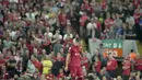 Penyerang Liverpool, Darwin Nunez berjalan keluar lapangan setelah mendapat kartu merah saat bertanding melawan Crystal Palace selama pertandingan Liga Inggris di stadion Anfield, di Liverpool, Inggris (16/8/2022). Liverpool bermain imbang atas Crystal Palace 1-1. (AP Photo/Jon Super)