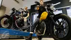 Dua pengendara yang juga fotografer asal Amerika Serikat berpose diatas sepeda motor Moto Guzzi V7 Stone dan Moto Guzzi V7 Racer di kawasan Bintaro, Jakarta Selatan, (21/01). (Liputan6.com/Fery Pradolo)