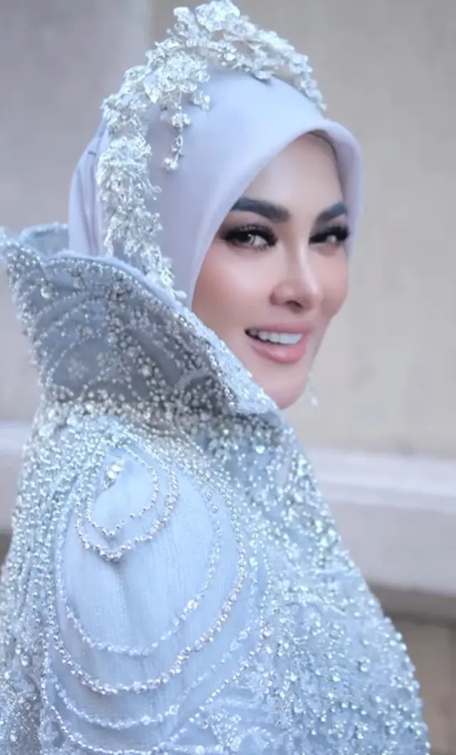 6 Potret detail gaun putih yang dipakai Syahrini di Festival Film Cannes 2025, elegan bermotif phoenix