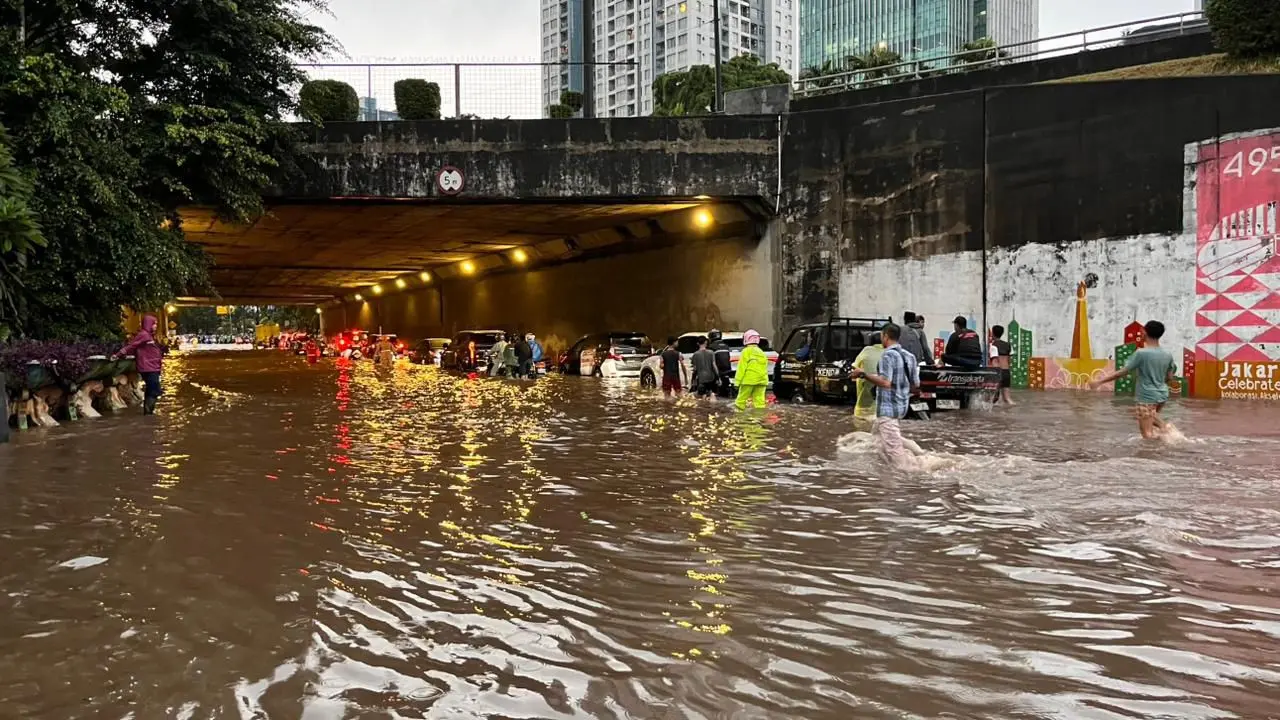 KCIC mengimbau calon penumpang Whoosh mengantisipasi banjir di jalan menuju stasiun.