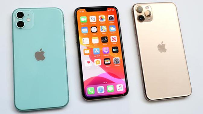 Penampakan Apple iPhone 11 (kiri) dan iPhone 11 Pro (kanan) saat ditampilkan di Steve Jobs Theatre Cupertino, California, Amerika Serikat, Selasa (10/9/2019). Penjualan iPhone 11, iPhone 11 Pro, dan iPhone 11 Max Pro dilakukan pada Jumat, 20 September 2019. (Justin Sullivan/Getty Images/AFP)