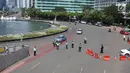 Petugas melakukan rekayasa lalu lintas imbas dari kegiatan May Day 2018 di kawasan Harmoni, Jakarta Pusat, Selasa (1/5). Berdasarkan data kepolisian, ada sekitar 30 ribu buruh akan ke Jakarta. (Liputan6.com/Arya Manggala)