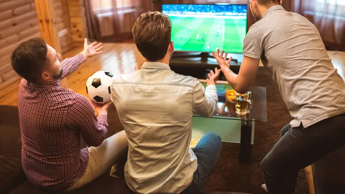 Hobi Begadang Nonton Piala Dunia Bikin Gampang Sakit? (WeAre/Shutterstock)