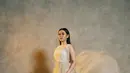 Melisa mengenakan gaun berwarna broken white sehingga nampak keemasan ketika tersorot oleh lampu berwarna kuning. Gaun ini pun membuat Melisa nampak bak dewi dari Yunani. (Liputan6.com/IG/winstongomez)