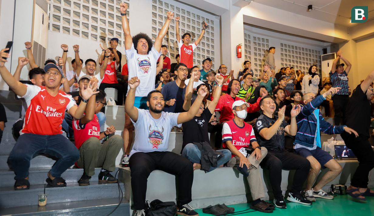 Puluhan peserta Roaring Night pertandingan Liga Inggris 2023/2024 antara Arsenal kontra Crystal Palace bersorak saat Arsenal mencetak gol ke gawang Crystal Palace di Bucketlist Indonesia, Bogor, Sabtu (20/1/2024). (Bola.com/Bagaskara Lazuardi)