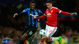 Bek  MU Chris Smalling (kanan) berebut bola dengan penyerang Club Brugge Mamadou Oulare dalam pertandingan kualifikasi Champions League di Old Trafford, Manchester , Inggris, Selasa (18/8/2015). MU menang dengan dkor 3 – 1. (Reuters/Jason Cairnduff)