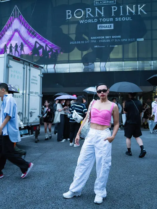 Selanjutnya, terlihat celebrity stylist Wanda Hara dengan bralette warna pink dan high waist pants-nya. [@syahnazs]