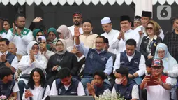 Gubernur DKI Jakarta Anies Baswedan bersama Wakil Gubernur DKI Jakarta Ahmad Riza Patria saat acara perpisahan di Balai Kota, Jakarta pusat, Minggu (16/10/2022). Pemprov DKI Jakarta bersama relawan menggelar acara perpisahan untuk Gubernur DKI Jakarta Anies Baswedan yang masa jabatannya berakhir tepat hari ini. (Liputan6.com/Herman Zakharia)