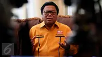 Oesman Sapta resmi menjabat sebagai ketua umum setelah mundurnya Wiranto dari posisi tersebut disepakati oleh seluruh DPD Hanura, Jakarta, Kamis (22/12). Sementara, Wiranto menjabat Ketua Dewan Pembina Partai Hanura. (Liputan6.com/Johan Tallo)