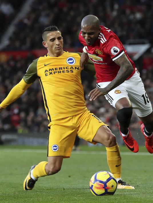 Aksi pemain Brighton & Hove Albion, Anthony Knockaert (kiri) menahan laju pemain Manchester United, Ashley Young pada lanjutan Premier League di Old Trafford, Manchester,(25/11/2017). Manchester United menang tipis 1-0. (Martin Rickett/PA via AP)