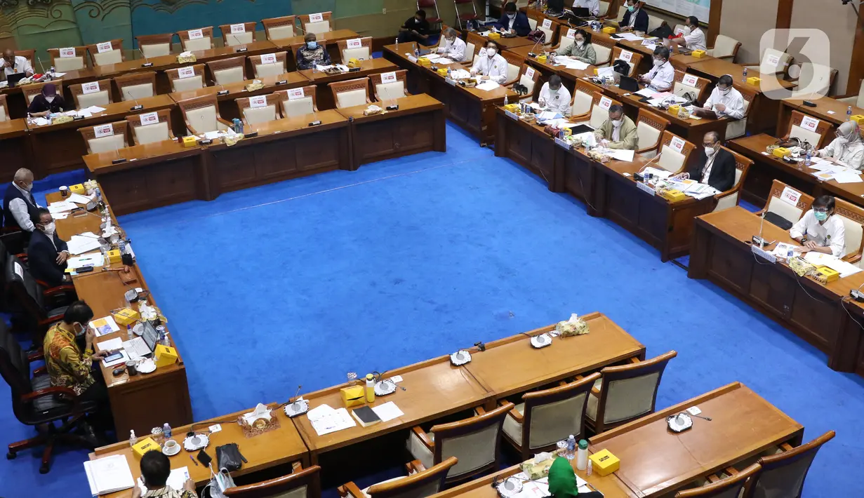 Suasana rapat kerja antara Menteri ESDM, Arifin Tasrif dengan Komisi VII DPR di Kompleks Parlemen, Senayan, Jakarta, Selasa (19/1/2021). Rapat kerja tersebut membahas strategis program kerja Kementerian ESDM tahun 2021 serta evaluasi kinerja Kementerian ESDM Tahun 2020. (Liputan6.com/Angga Yuniar)