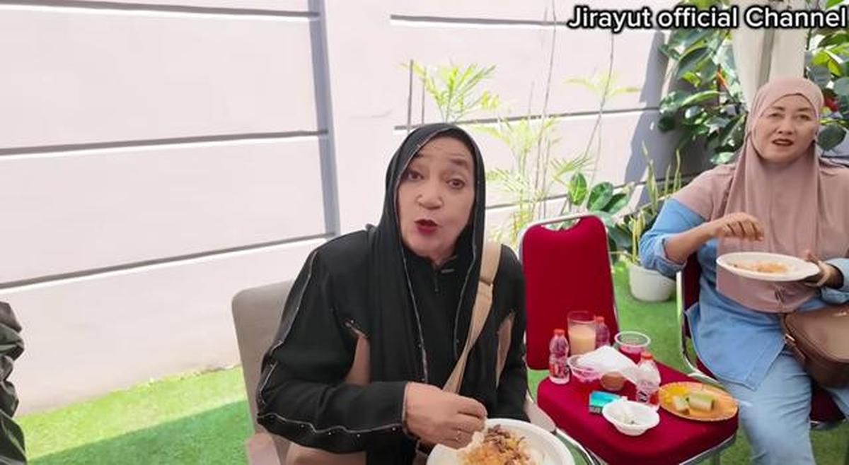 9 Potret Halaman Belakang Rumah Jirayut di Indonesia, Nyaman untuk Acara Keluarga
