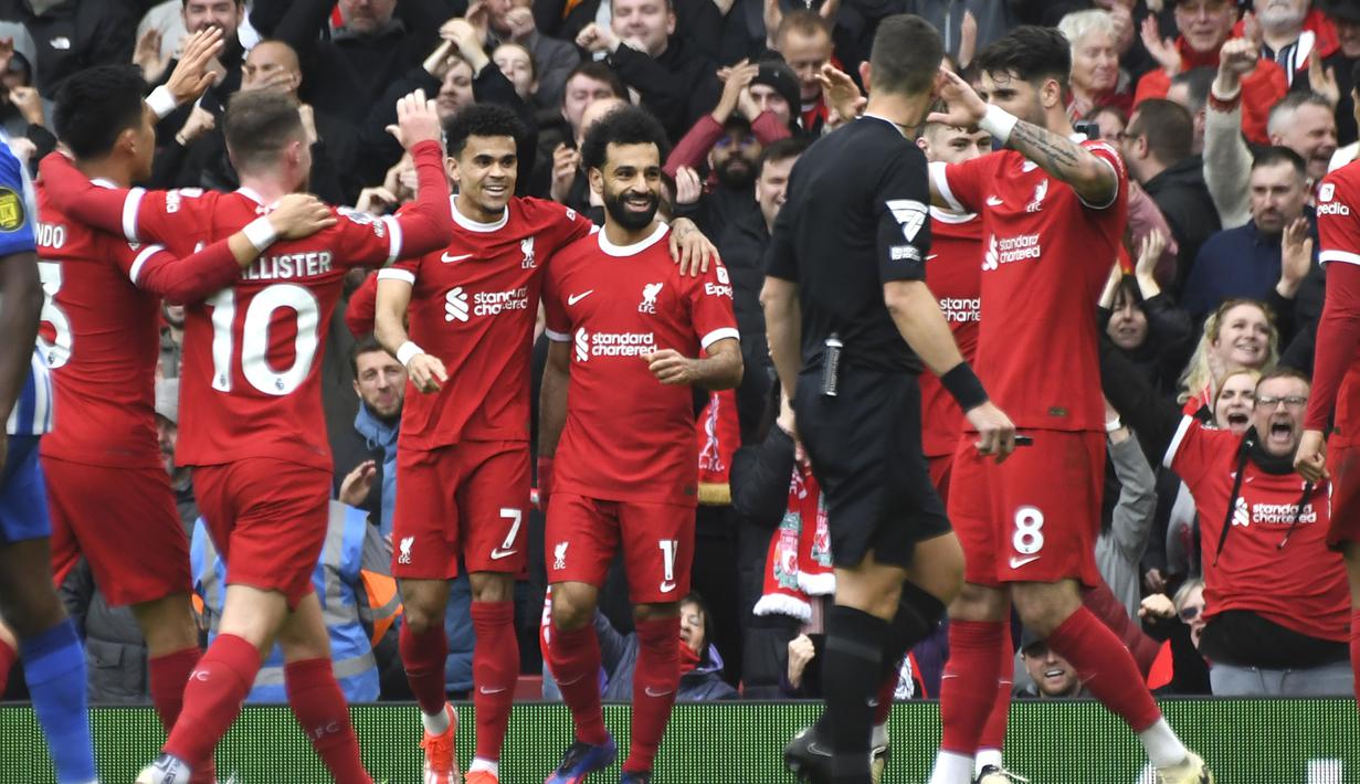 Selebrasi para pemain Liverpool merayakan gol kedua ke gawang Brighton and Hove Albion yang dicetak Mohamed Salah (tengah) pada laga pekan ke-30 Premier League 2023/2024 di Anfield Stadium, Liverpool, Minggu (31/3/2024). (AP Photo/Rui Viera)