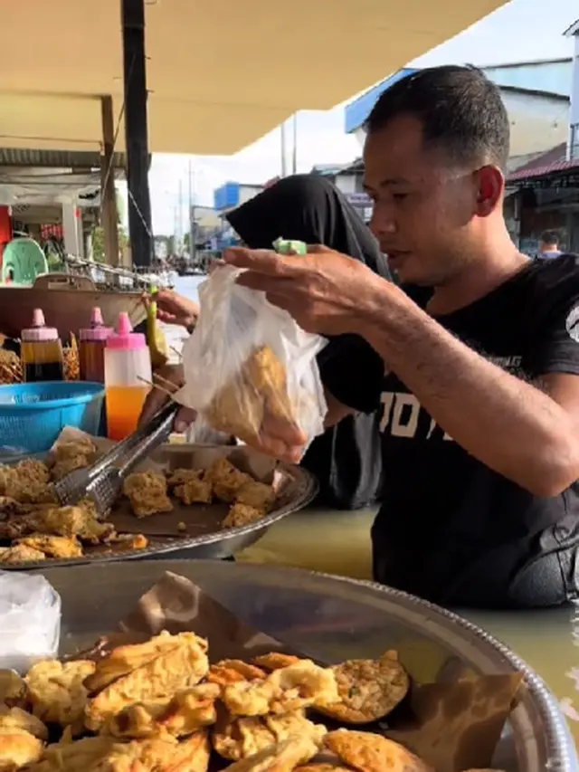 Viral Penjual Gorengan di Kabupaten Landak Ini Tetap Jualan Meski Terendam Banjir (Foto: TikTok Aming Bangor)