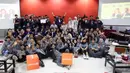 Tidak hanya itu, dalam program ini, para mahasiswa juga diperkenalkan dengan berbagai peran dalam produksi konten multimedia, mulai dari content producer, videographer, video editor, hingga social media strategis, serta keterampilan yang dibutuhkan seperti storytelling, kemampuan digital, komunikasi, dan pemahaman etika media massa. Tampak dalam foto, peserta dan narasumber berfoto bersama usai gelaran program Liputan6 Connect di Aula Lantai 3 Kampus Trisakti School of Multimedia, Jakarta Timur, pada Kamis 2 April 2026. (Liputan6.com/Helmi Fithriansyah)